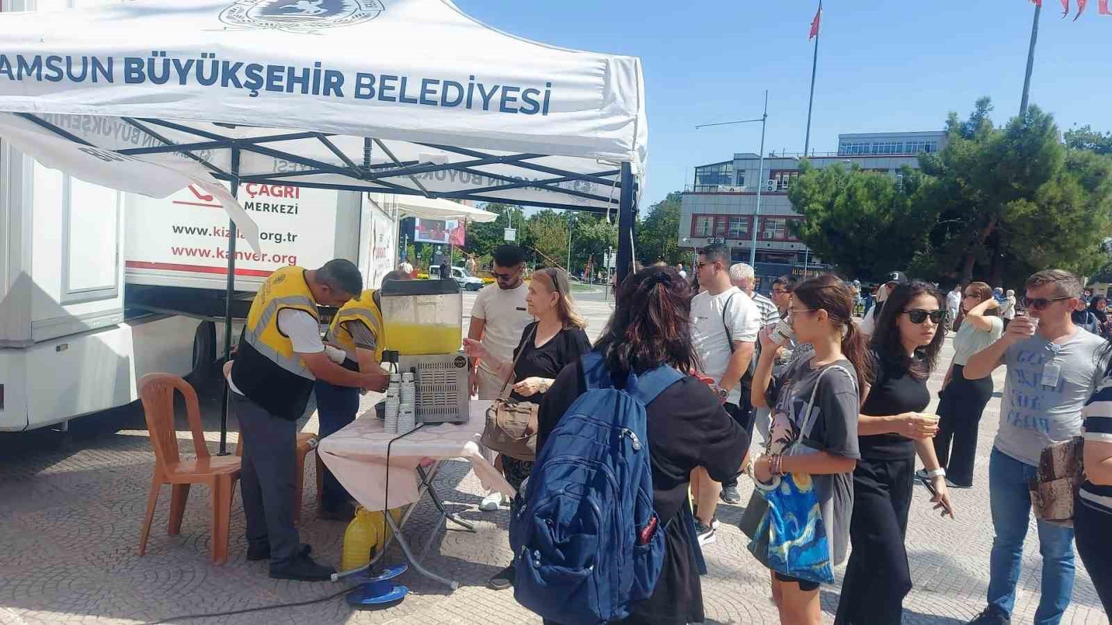 Vatandaşlara ücretsiz limonata ve su ikramı
