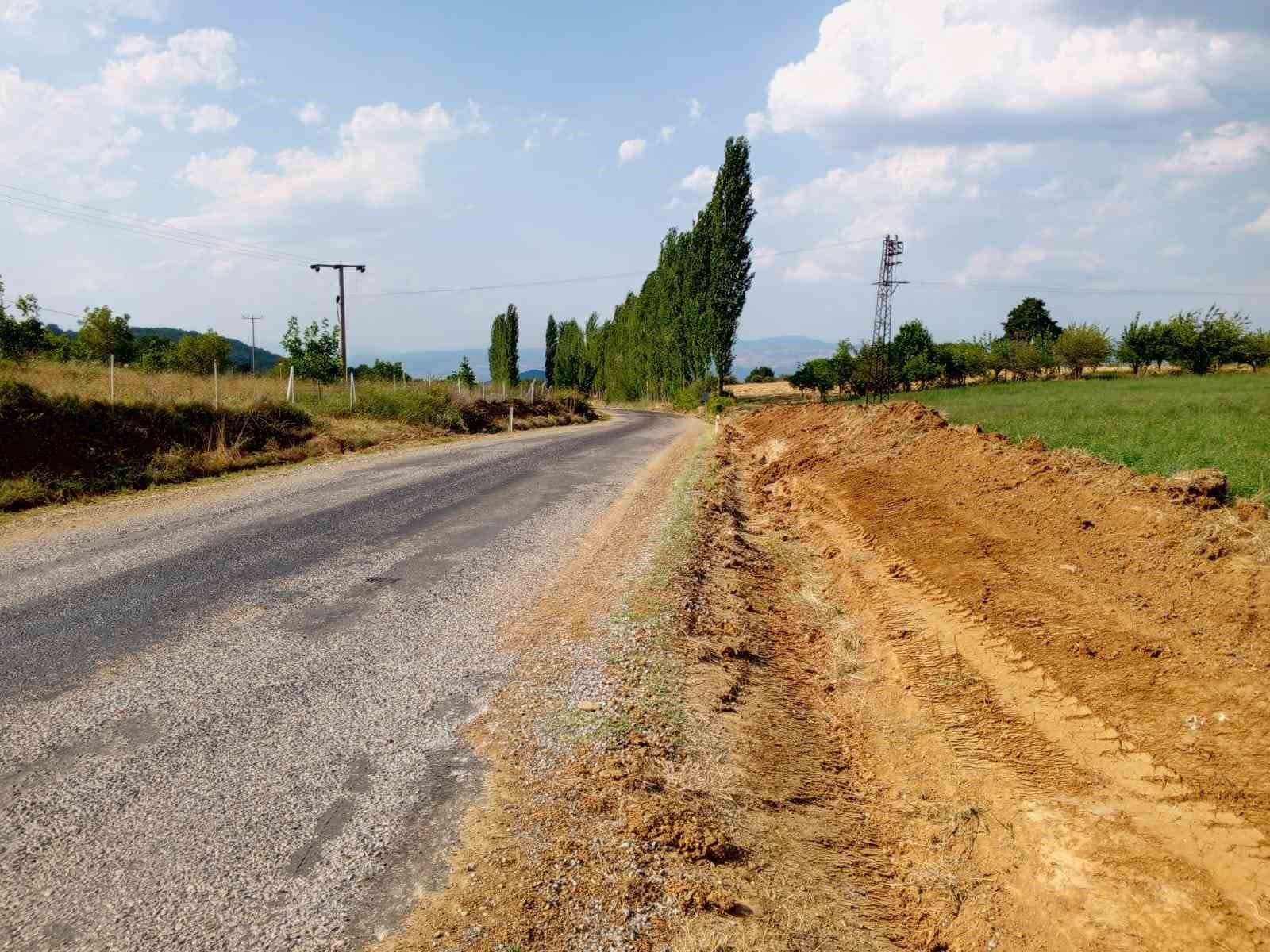 Kütahya’da orman yangınlarına karşı yol kenarları temizleniyor
