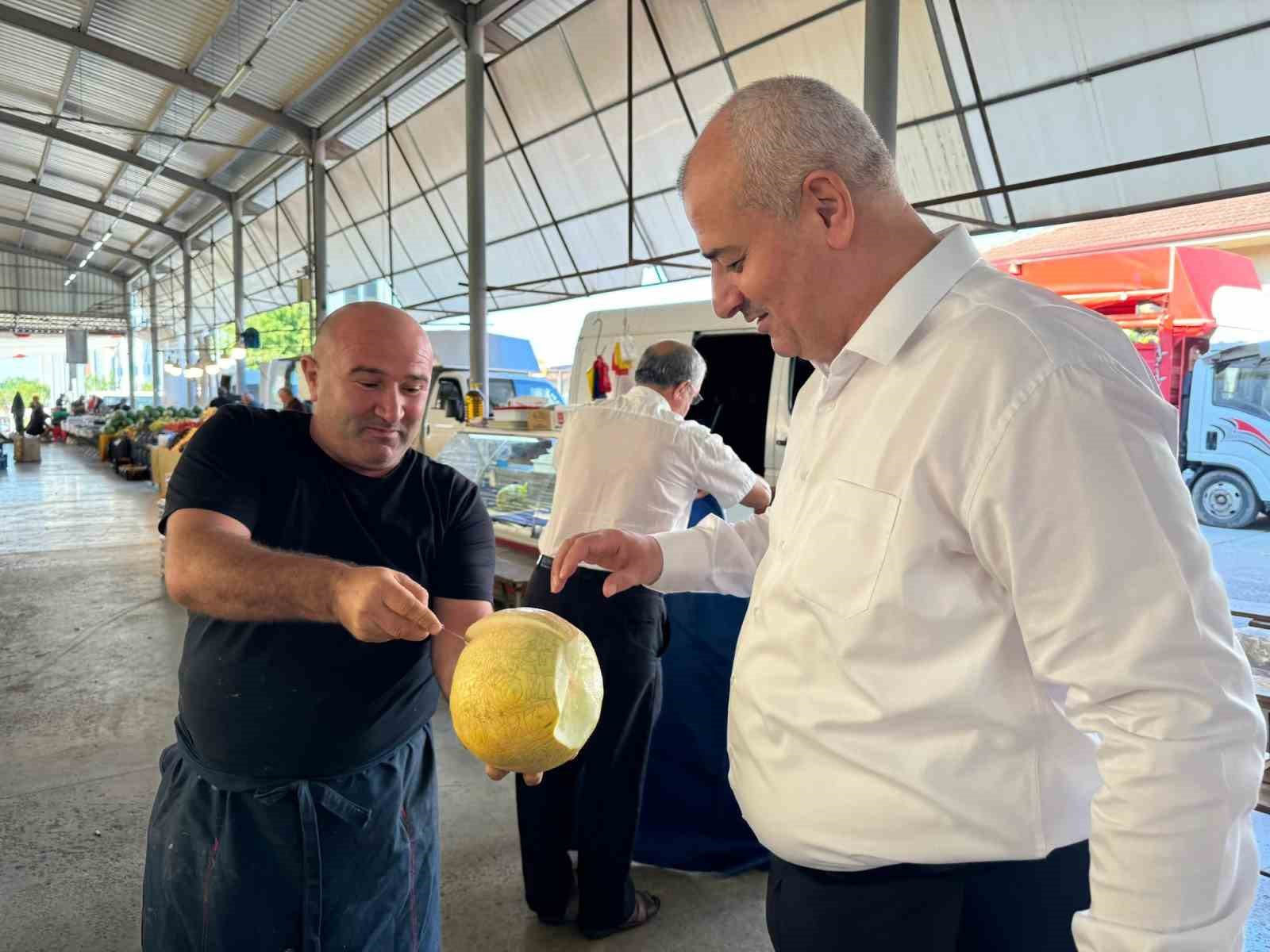 Pazarcı esnafını ziyaret etti
