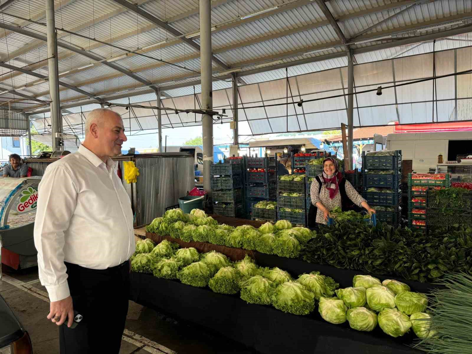 Pazarcı esnafını ziyaret etti
