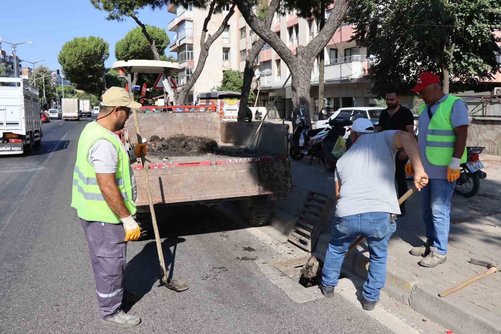 Nazilli’de karayolu güzergahı üzerinde mazgal temizliği yapıldı
