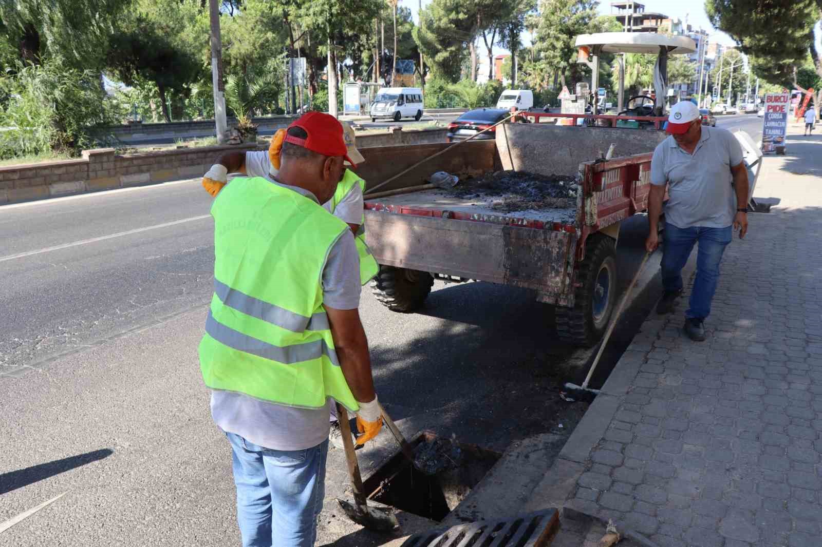 Nazilli’de karayolu güzergahı üzerinde mazgal temizliği yapıldı
