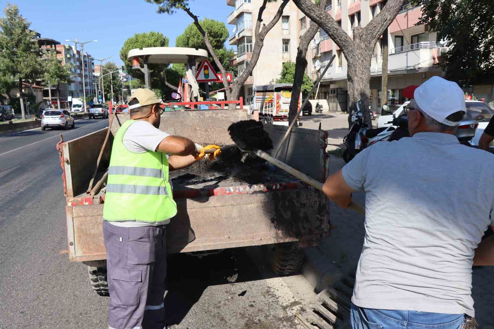 Nazilli’de karayolu güzergahı üzerinde mazgal temizliği yapıldı
