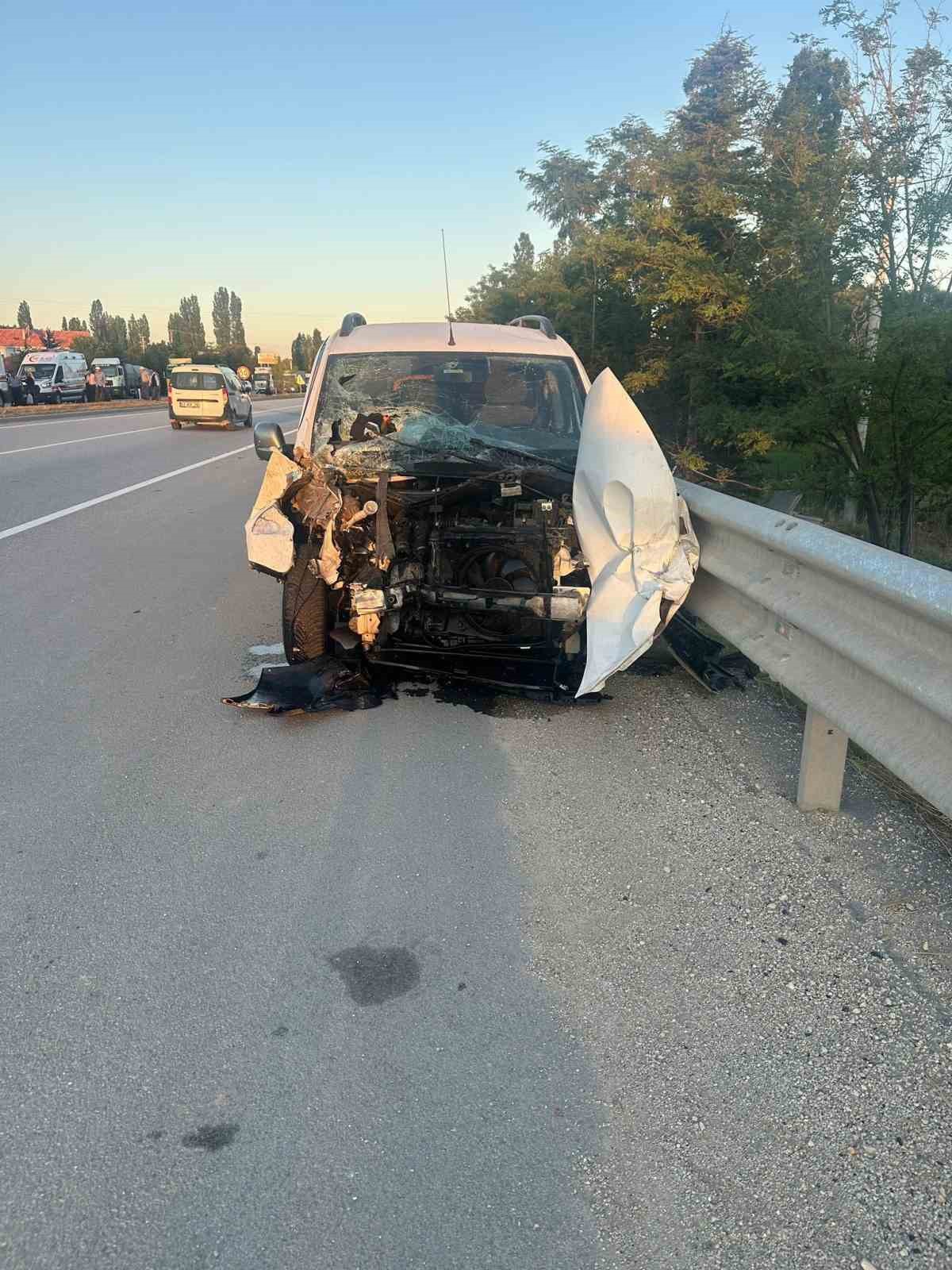 Traktörün ortadan ikiye bölündüğü kazada 3 kişi yaralandı
