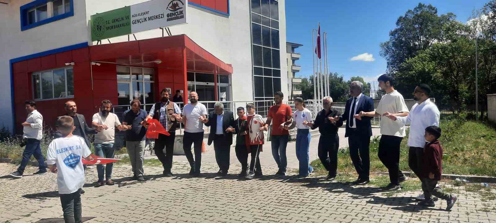 Ağrı’da genç güreşçilere coşkulu karşılama
