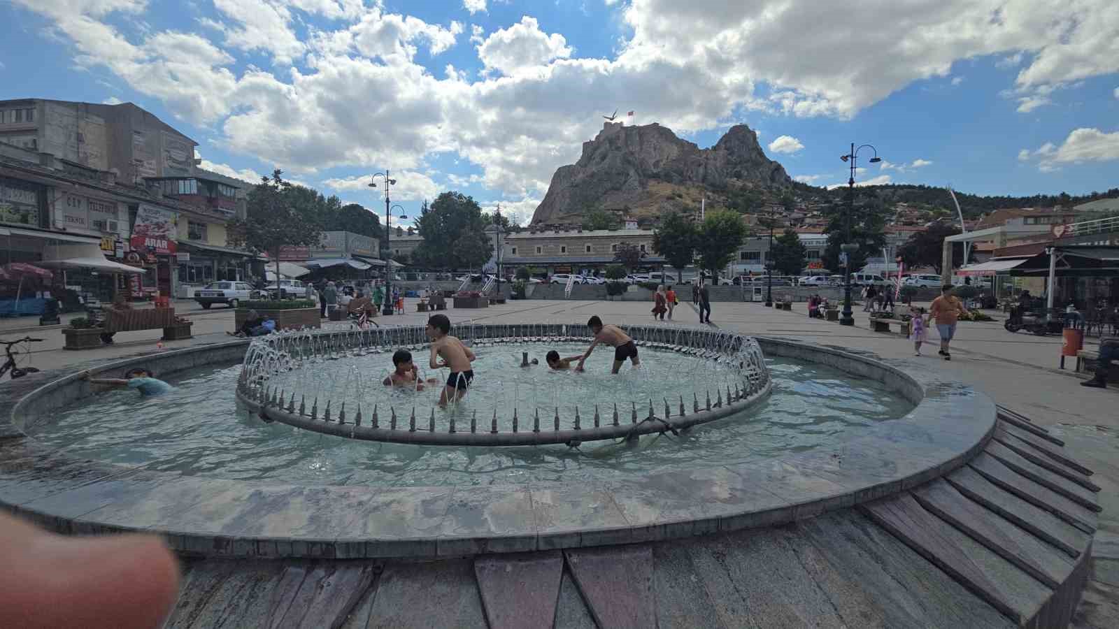 Tokat’ta eyyam-ı bahur sıcaklarından bunalan çocuklar süs havuzuna akın etti
