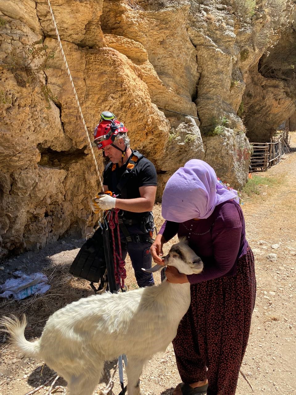 Uçurumda mahsur kalan keçi 5. günde kurtarıldı
