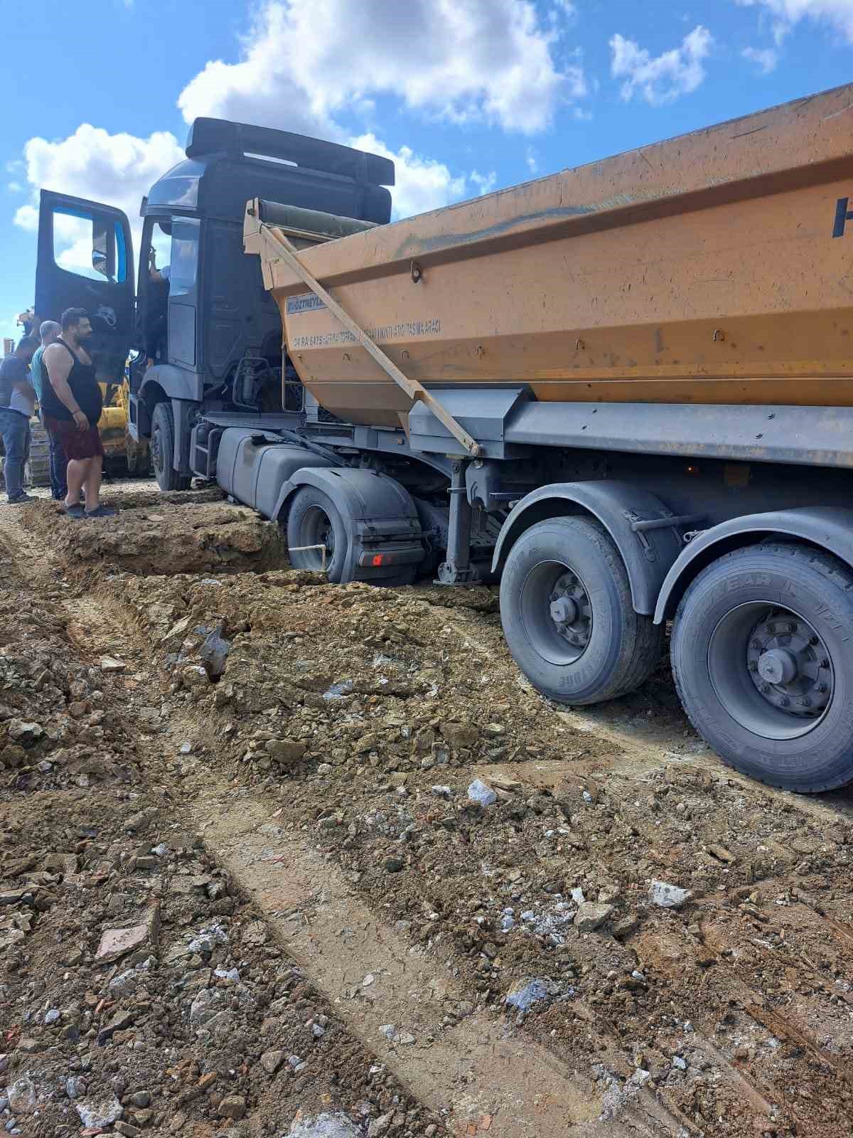 Sultangazi’de döküm sahasında tekrar toprak kaydı, hafriyat kamyonu asılı kaldı
