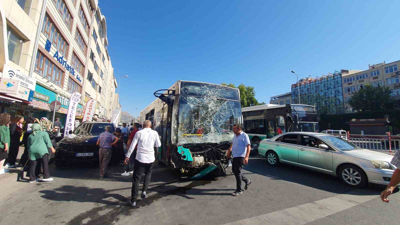 Freni patlayan halk otobüsü dehşet saçtı: 4 yaralı
