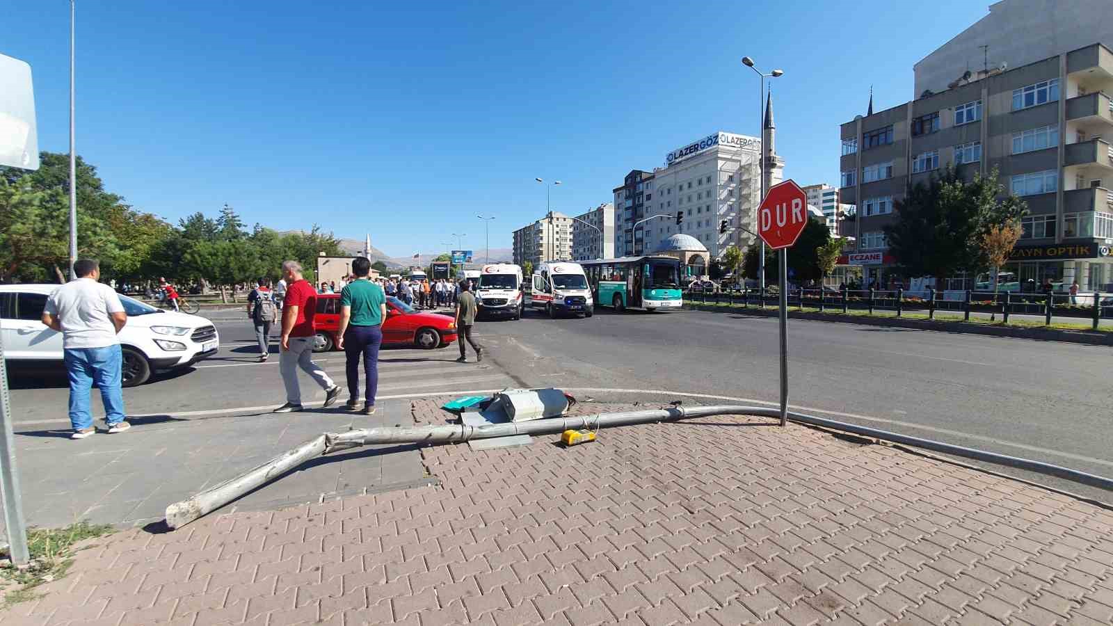 Freni patlayan halk otobüsü dehşet saçtı: 4 yaralı
