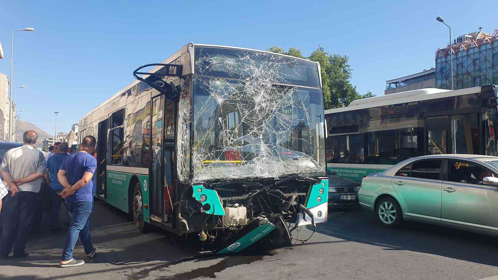 Freni patlayan halk otobüsü dehşet saçtı: 4 yaralı
