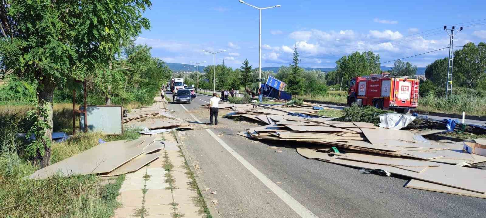 Kastamonu’da devrilen tırdaki suntalar yolu trafiğe kapattı: 1 yaralı
