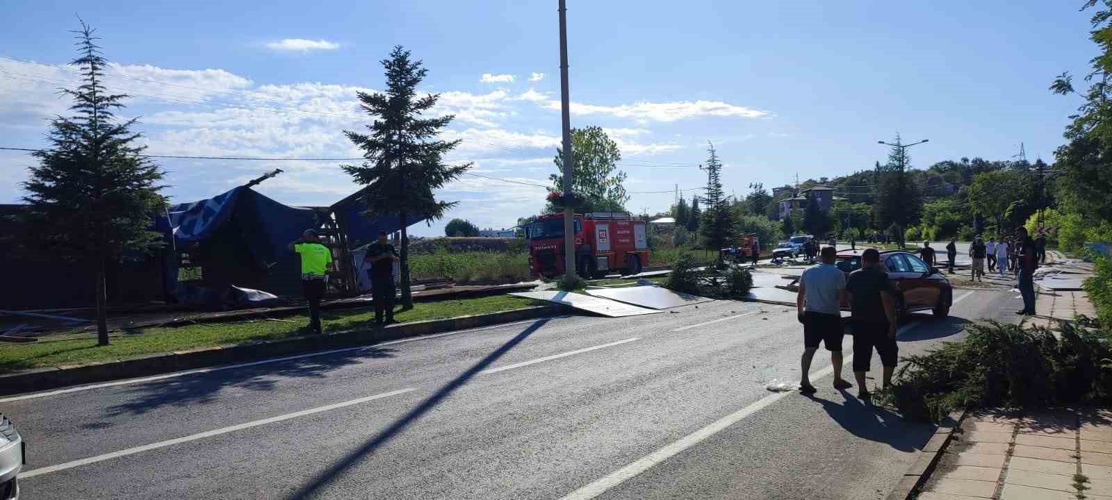 Kastamonu’da devrilen tırdaki suntalar yolu trafiğe kapattı: 1 yaralı
