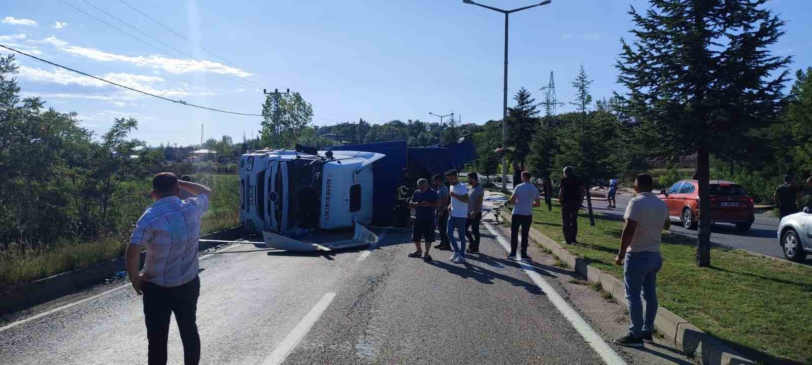 Kastamonu’da devrilen tırdaki suntalar yolu trafiğe kapattı: 1 yaralı
