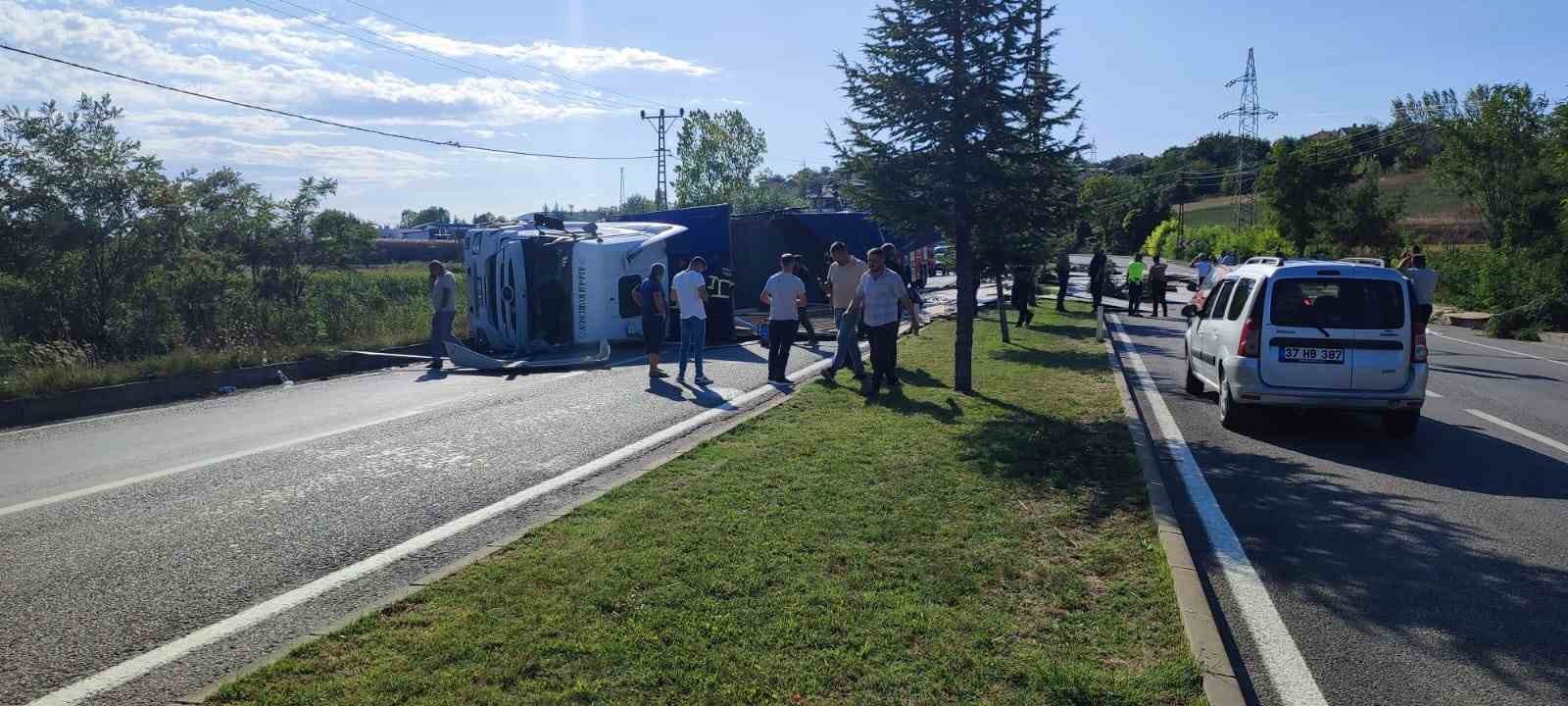 Kastamonu’da devrilen tırdaki suntalar yolu trafiğe kapattı: 1 yaralı
