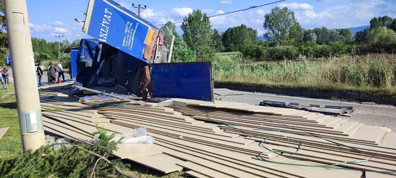 Kastamonu’da devrilen tırdaki suntalar yolu trafiğe kapattı: 1 yaralı
