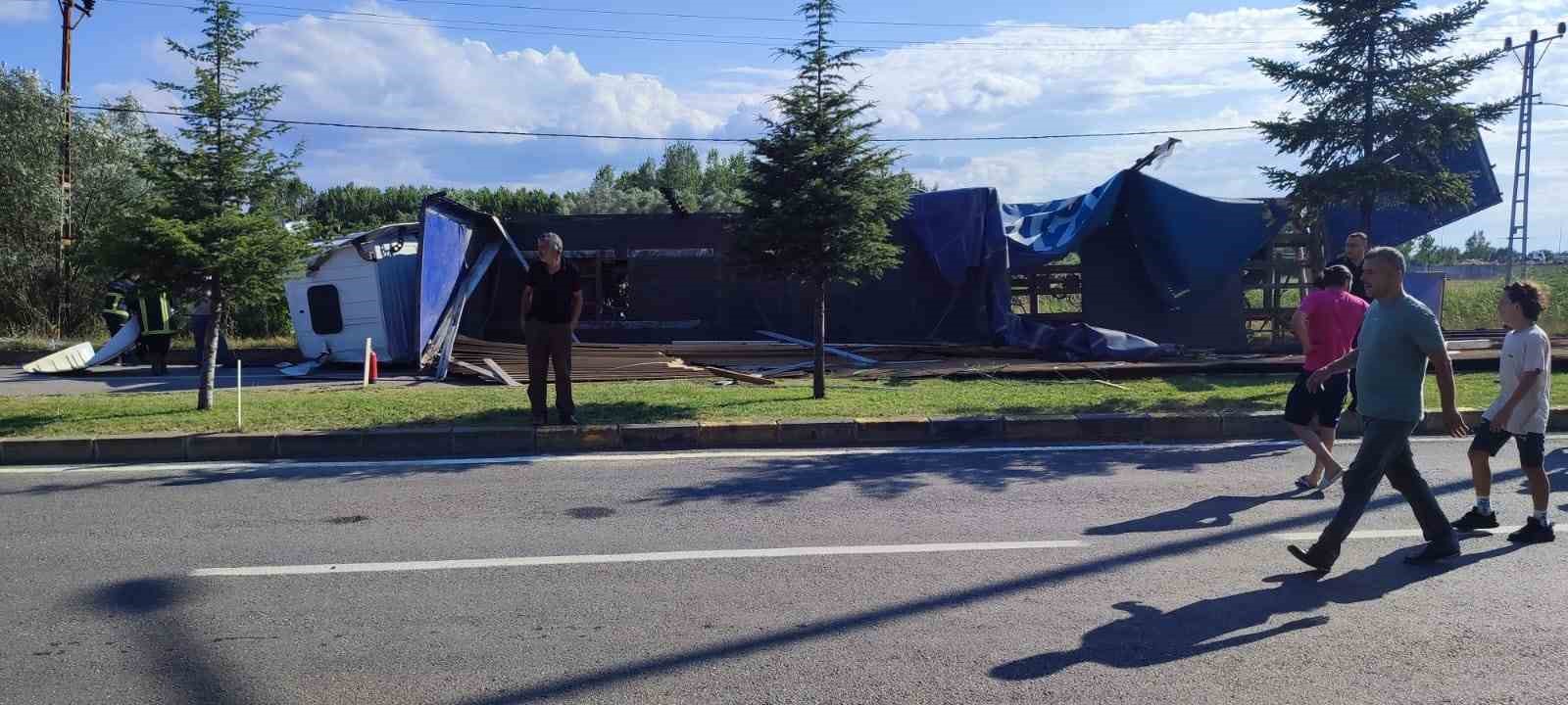 Kastamonu’da devrilen tırdaki suntalar yolu trafiğe kapattı: 1 yaralı
