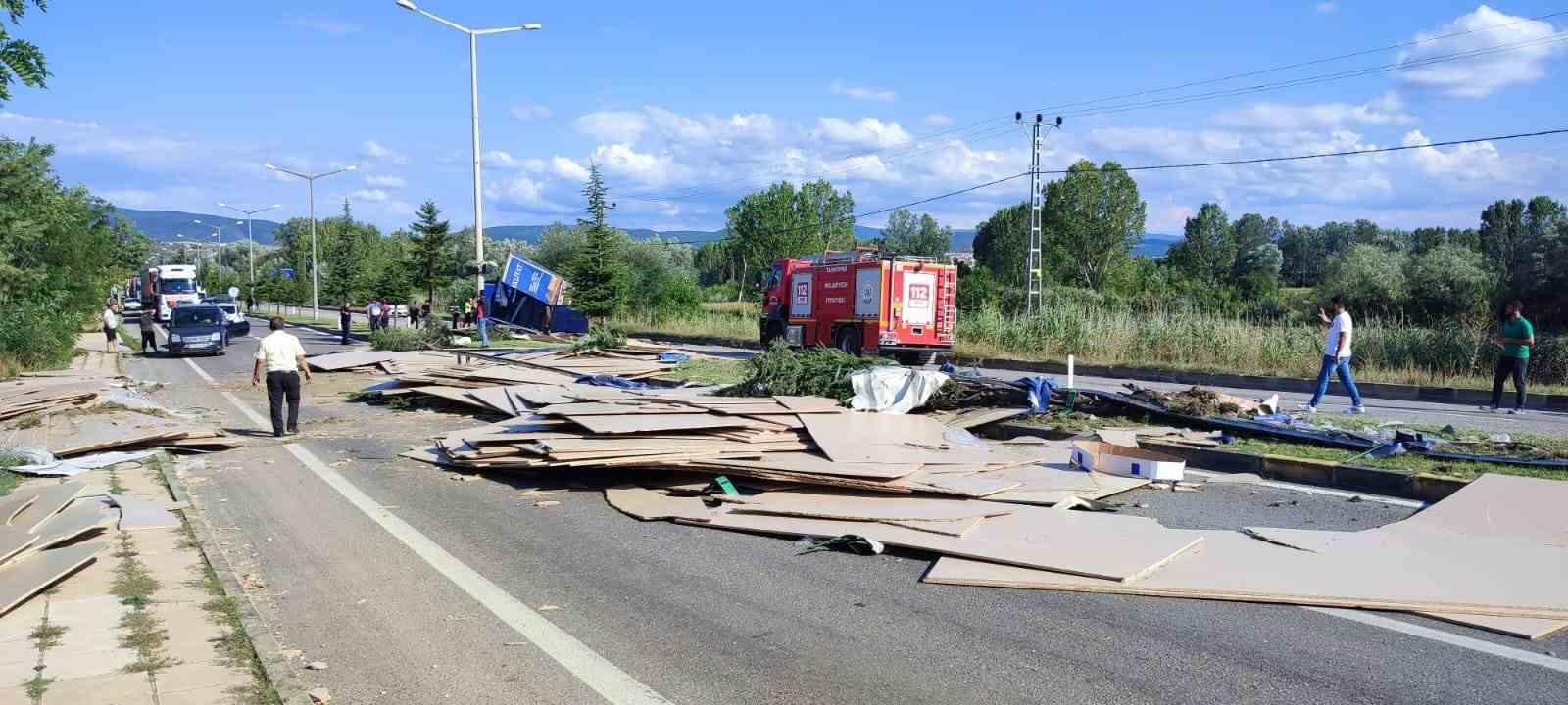 Kastamonu’da devrilen tırdaki suntalar yolu trafiğe kapattı: 1 yaralı
