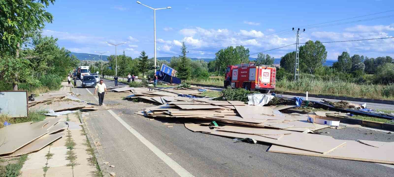 Kastamonu’da devrilen tırdaki suntalar yolu trafiğe kapattı: 1 yaralı
