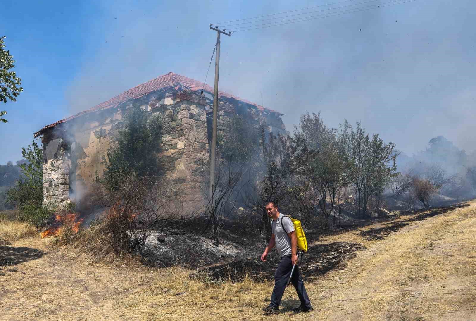 Kuzey Makedonya’da 40’tan fazla noktada orman yangını: 1 ölü
