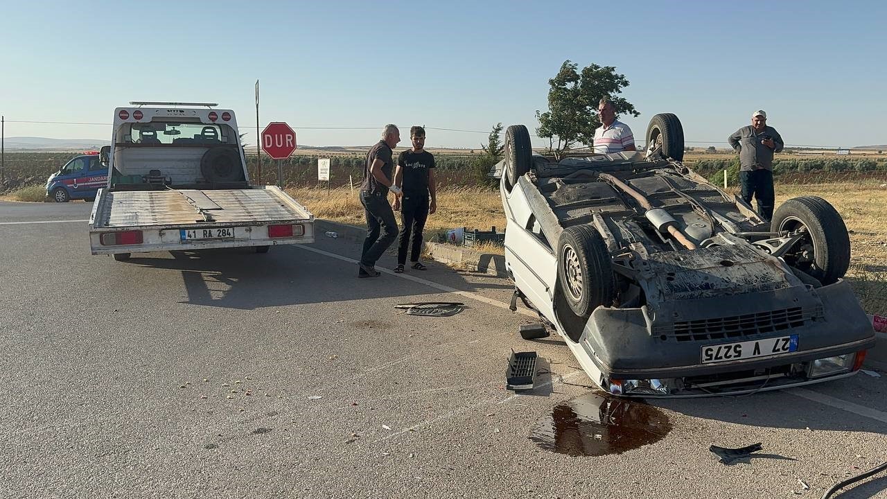 Kilis-Gaziantep karayolunda iki araç çarpıştı: 2 yaralı
