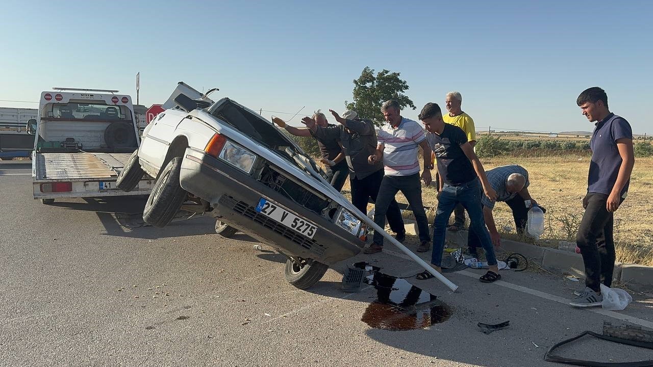 Kilis-Gaziantep karayolunda iki araç çarpıştı: 2 yaralı
