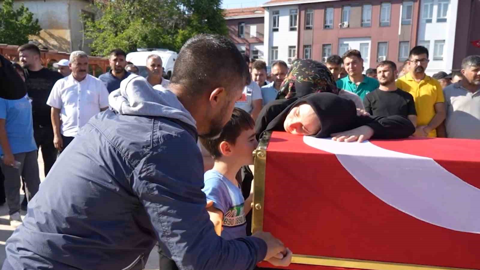 En zor veda: 4 ve 7 yaşındaki kardeşler babalarına son kez dokundu
