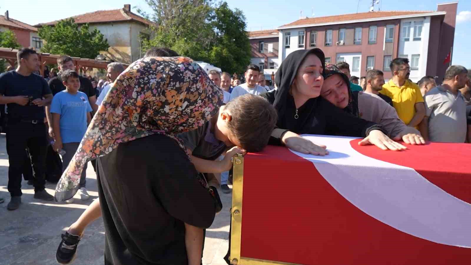 En zor veda: 4 ve 7 yaşındaki kardeşler babalarına son kez dokundu
