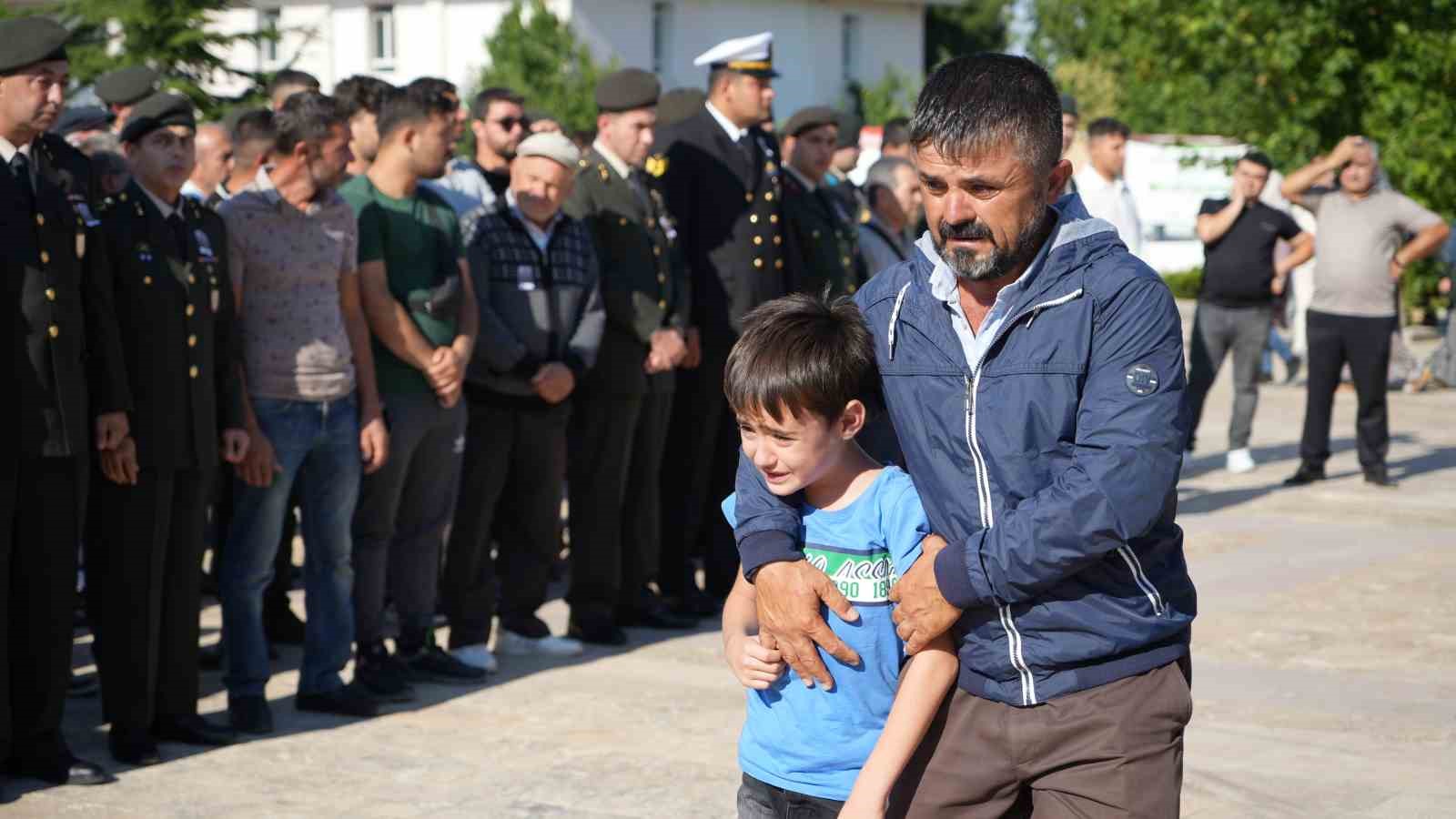 En zor veda: 4 ve 7 yaşındaki kardeşler babalarına son kez dokundu
