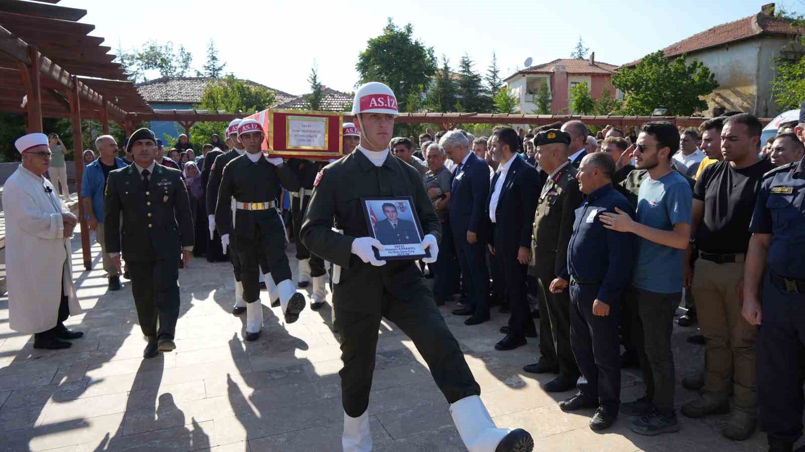 En zor veda: 4 ve 7 yaşındaki kardeşler babalarına son kez dokundu
