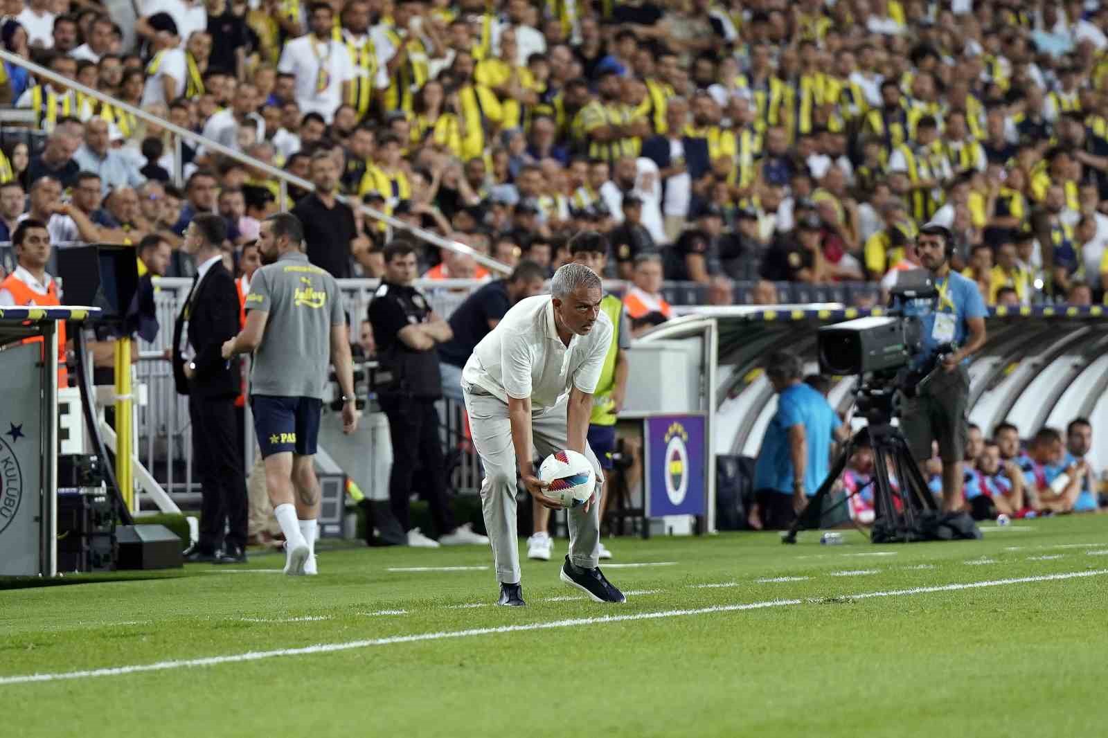 UEFA Şampiyonlar Ligi 2. Eleme Turu: Fenerbahçe: 0 - FC Lugano: 1 (İlk yarı)
