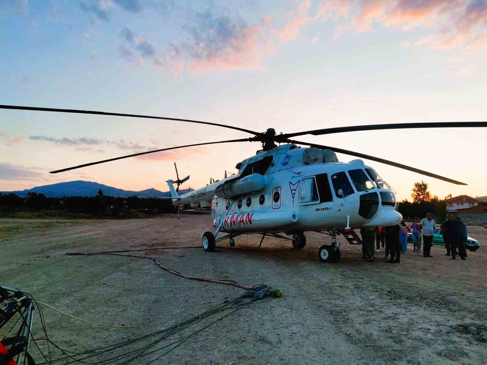 Denizli’deki yangın söndürme çalışmalarına desteğe gelen helikopter zorunlu iniş yaptı
