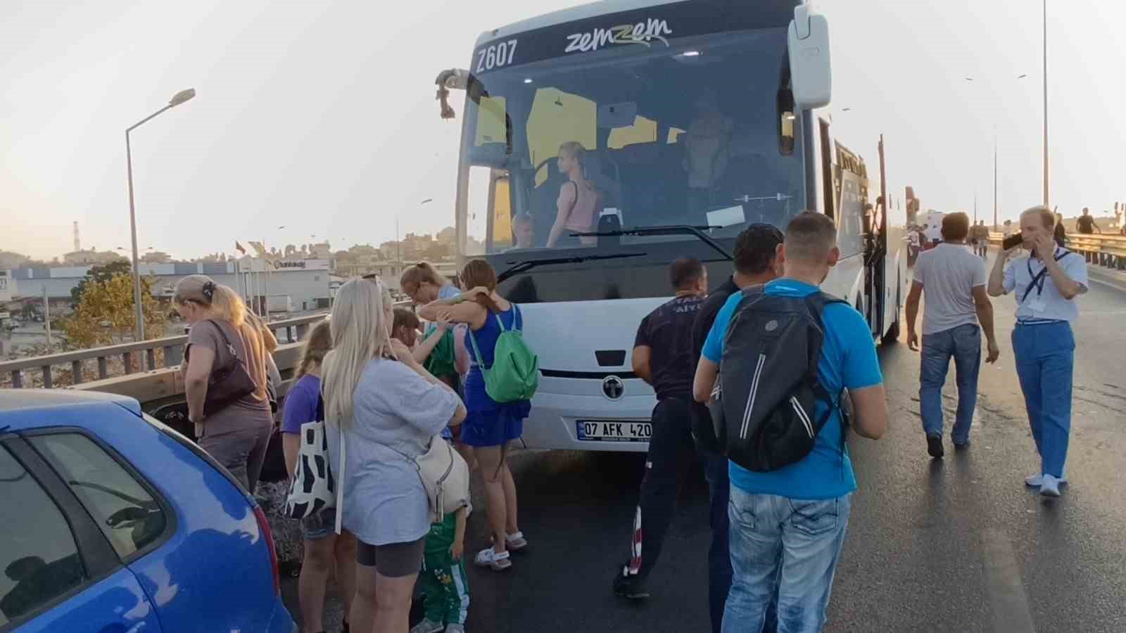 Açılan arka kapağının kapatılması için duran kamyonet faciaya sebep oldu: 1 ölü, 3 yaralı
