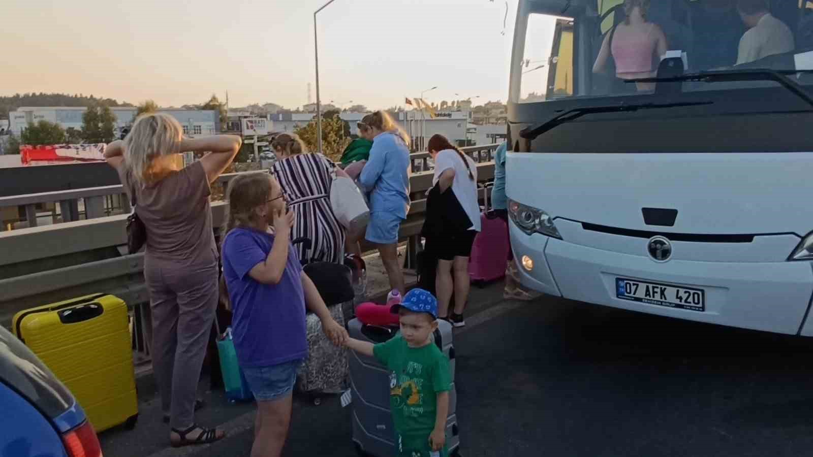 Açılan arka kapağının kapatılması için duran kamyonet faciaya sebep oldu: 1 ölü, 3 yaralı
