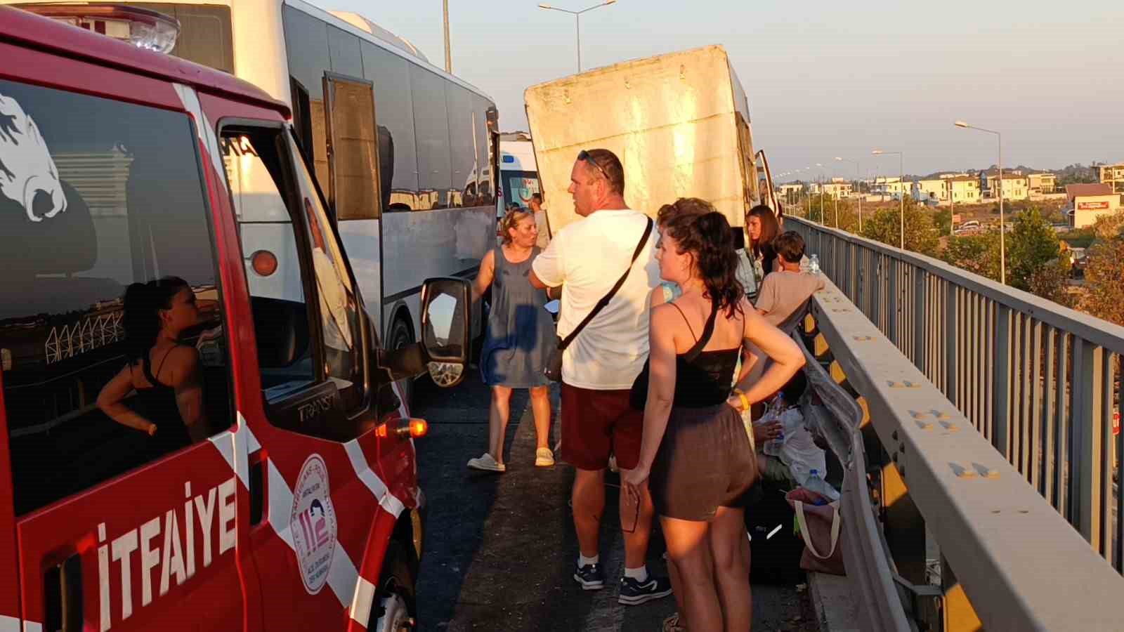 Açılan arka kapağının kapatılması için duran kamyonet faciaya sebep oldu: 1 ölü, 3 yaralı
