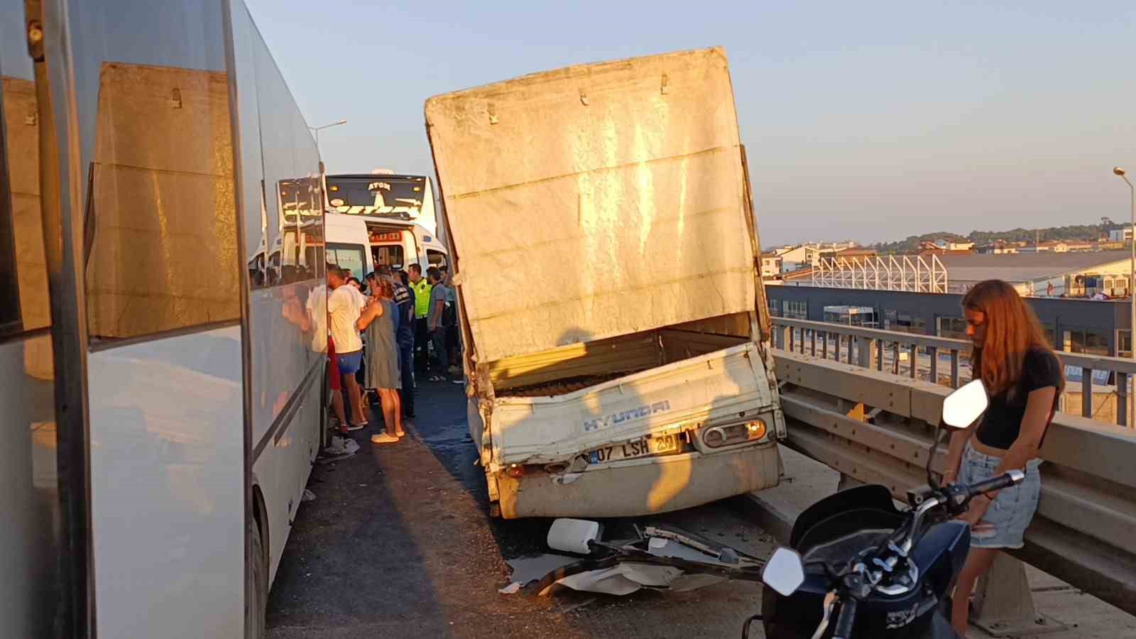 Açılan arka kapağının kapatılması için duran kamyonet faciaya sebep oldu: 1 ölü, 3 yaralı
