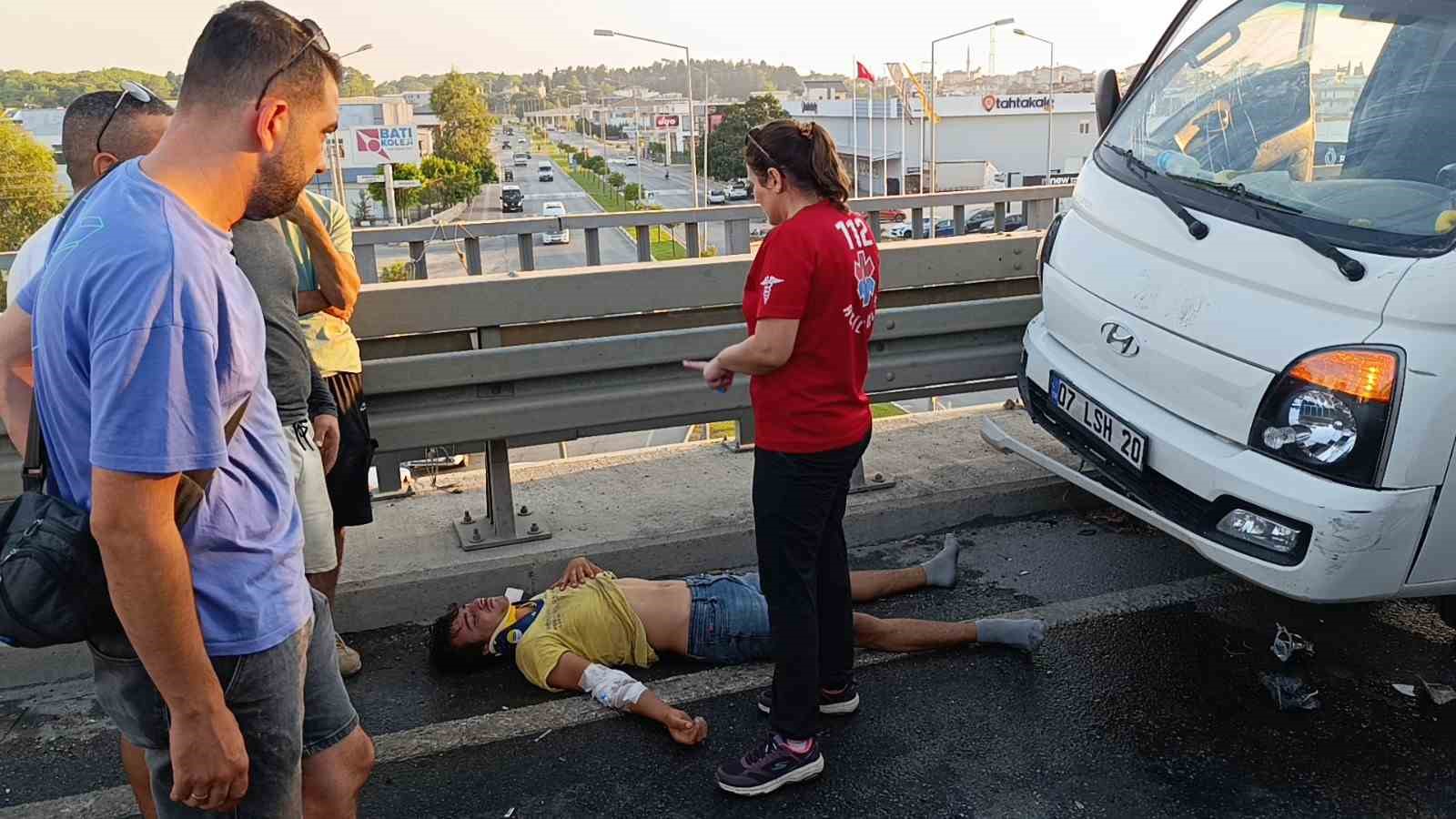 Açılan arka kapağının kapatılması için duran kamyonet faciaya sebep oldu: 1 ölü, 3 yaralı
