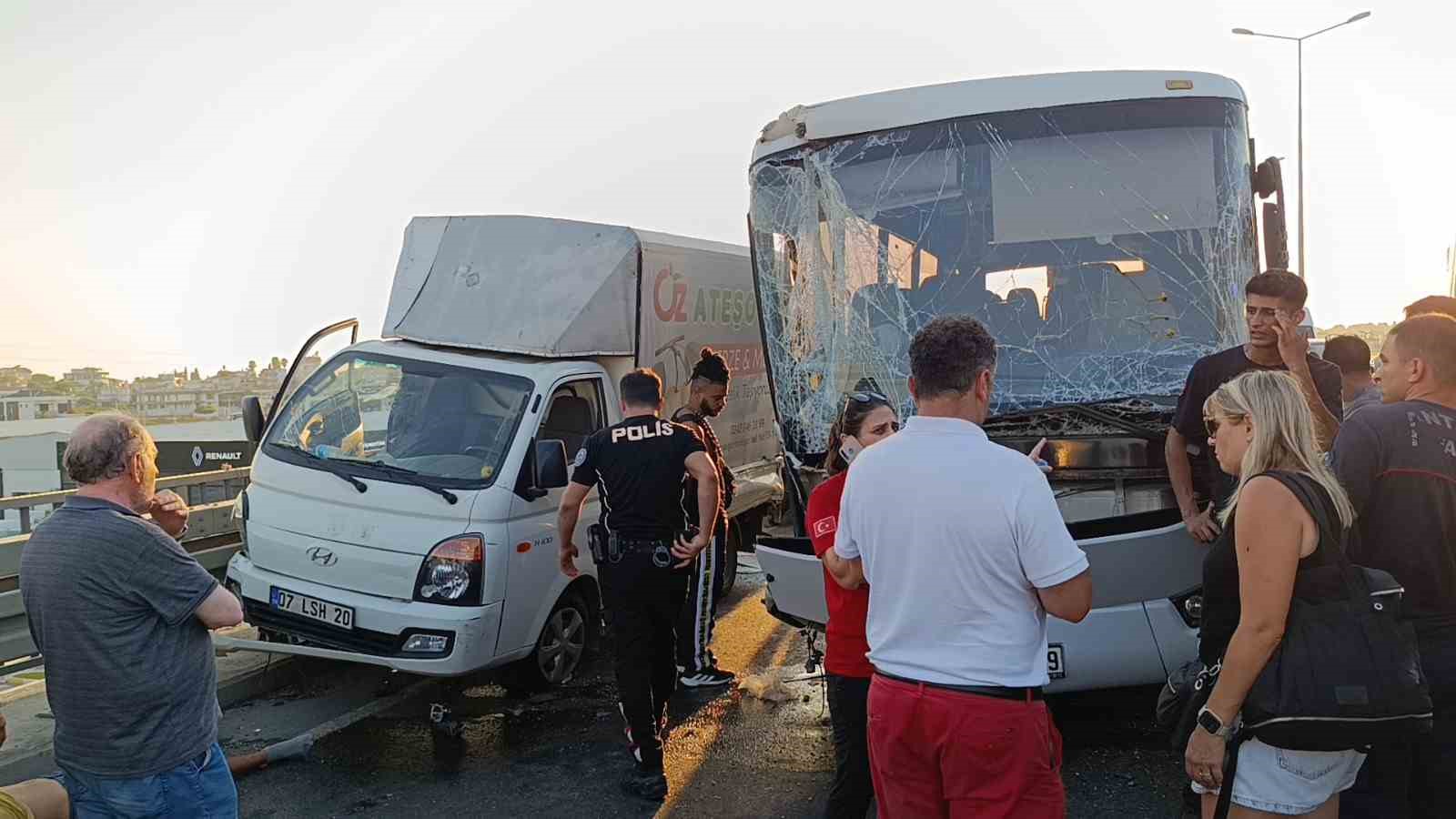 Açılan arka kapağının kapatılması için duran kamyonet faciaya sebep oldu: 1 ölü, 3 yaralı
