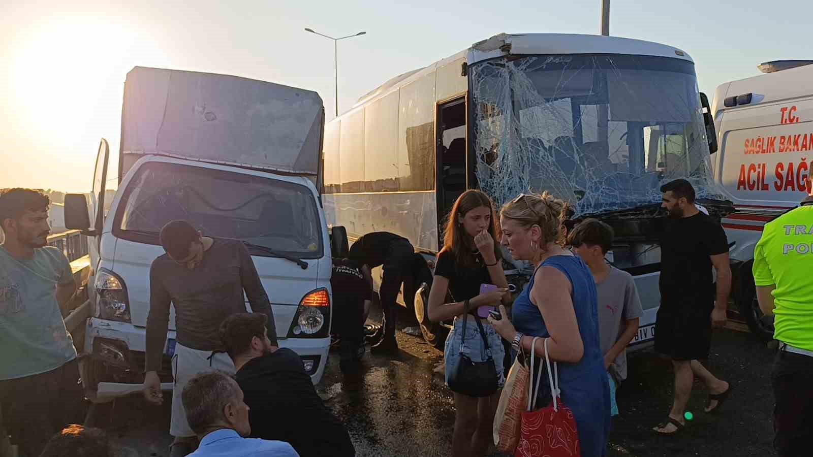 Açılan arka kapağının kapatılması için duran kamyonet faciaya sebep oldu: 1 ölü, 3 yaralı
