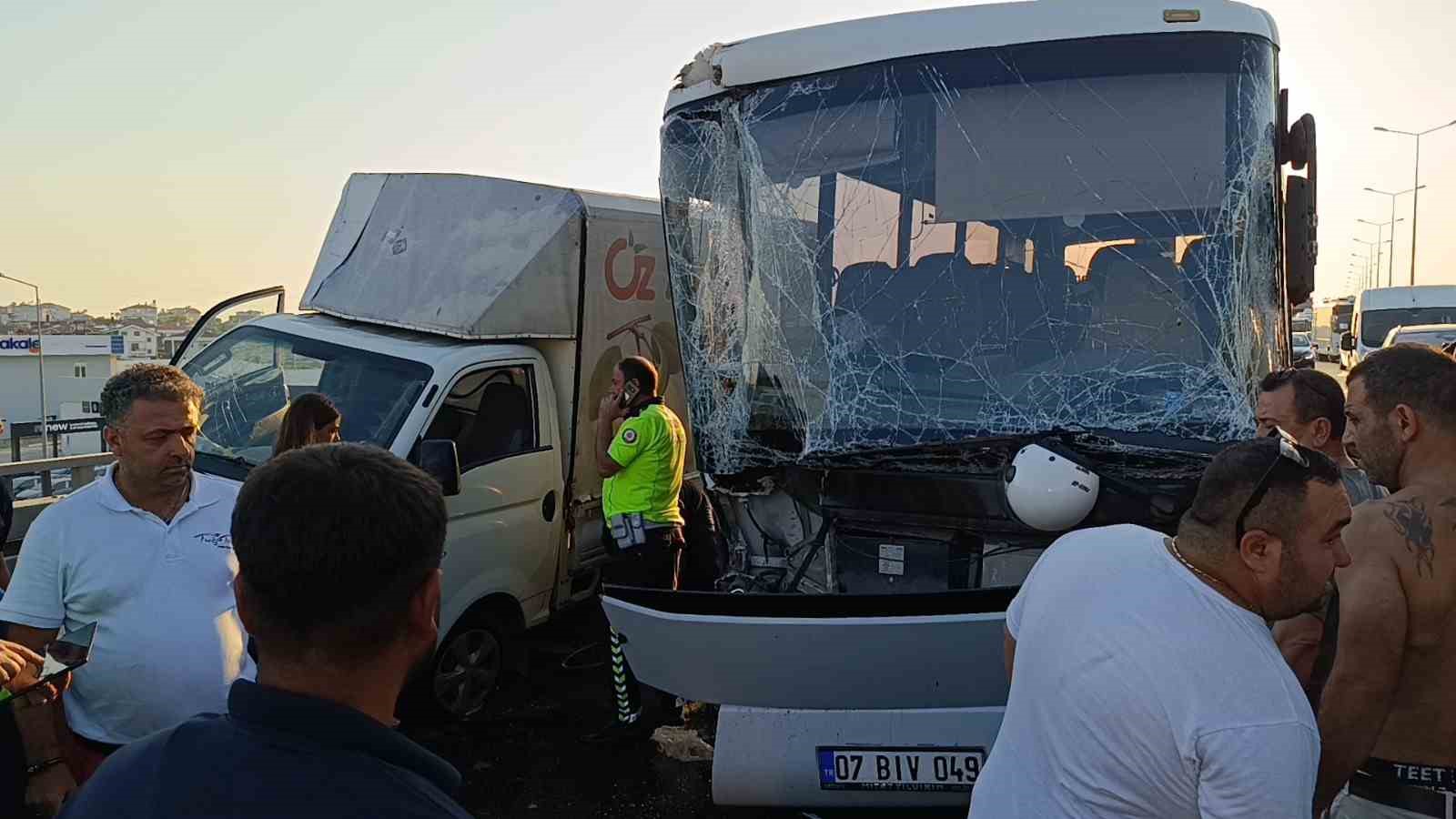 Açılan arka kapağının kapatılması için duran kamyonet faciaya sebep oldu: 1 ölü, 3 yaralı
