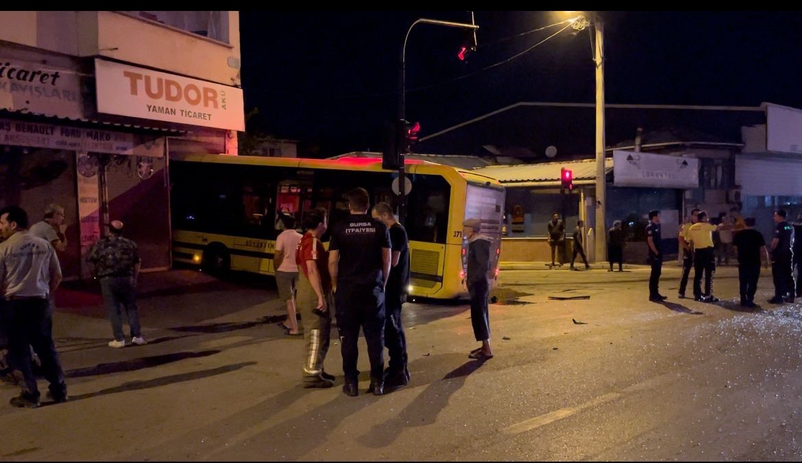 Kontrolden çıkan belediye otobüsü, tamirci dükkanına girdi
