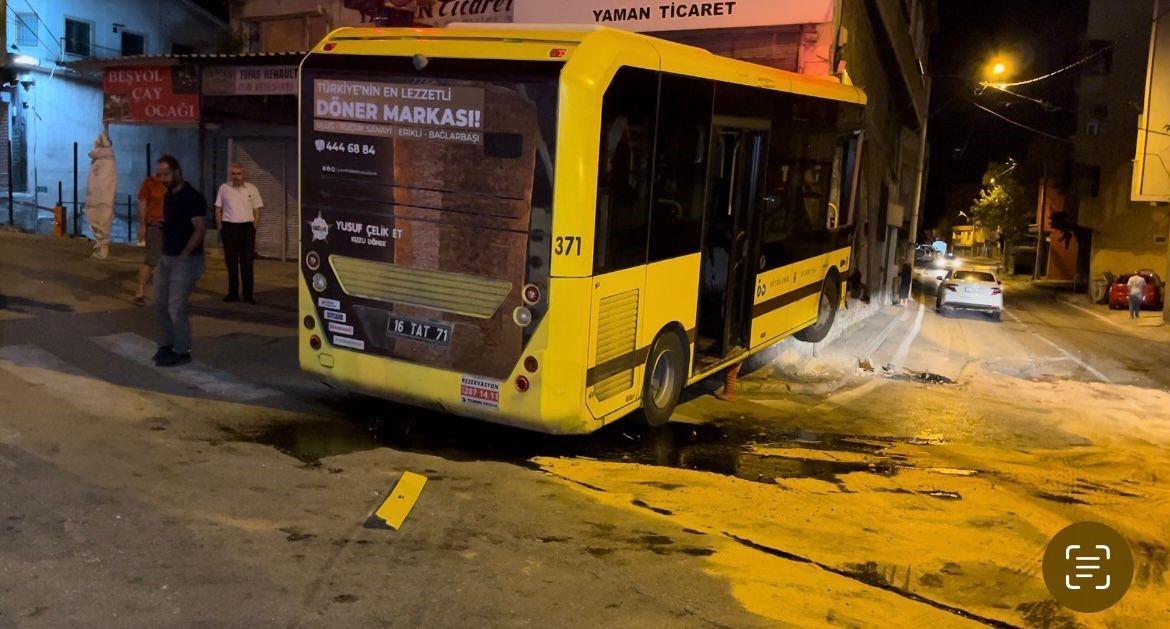 Kontrolden çıkan belediye otobüsü, tamirci dükkanına girdi
