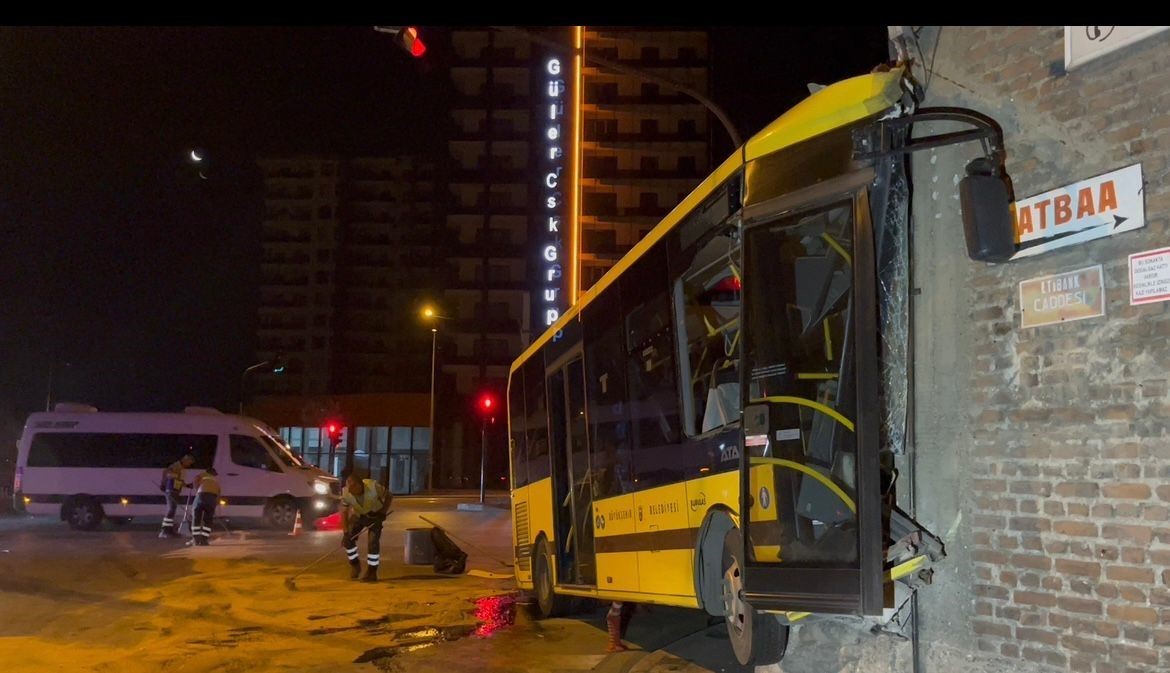 Kontrolden çıkan belediye otobüsü, tamirci dükkanına girdi
