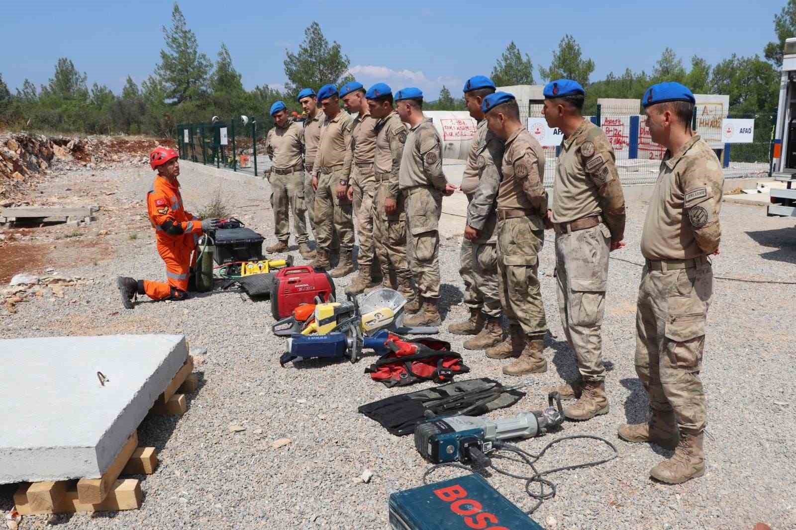 Muğla İl Jandarma Komutanlığı’nda depremde arama kurtarma eğitimi verildi
