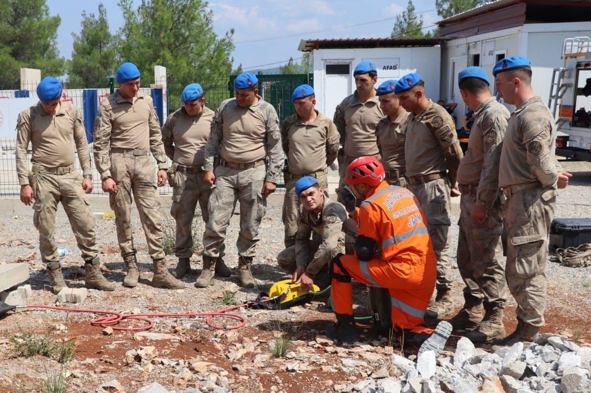 Muğla İl Jandarma Komutanlığı’nda depremde arama kurtarma eğitimi verildi
