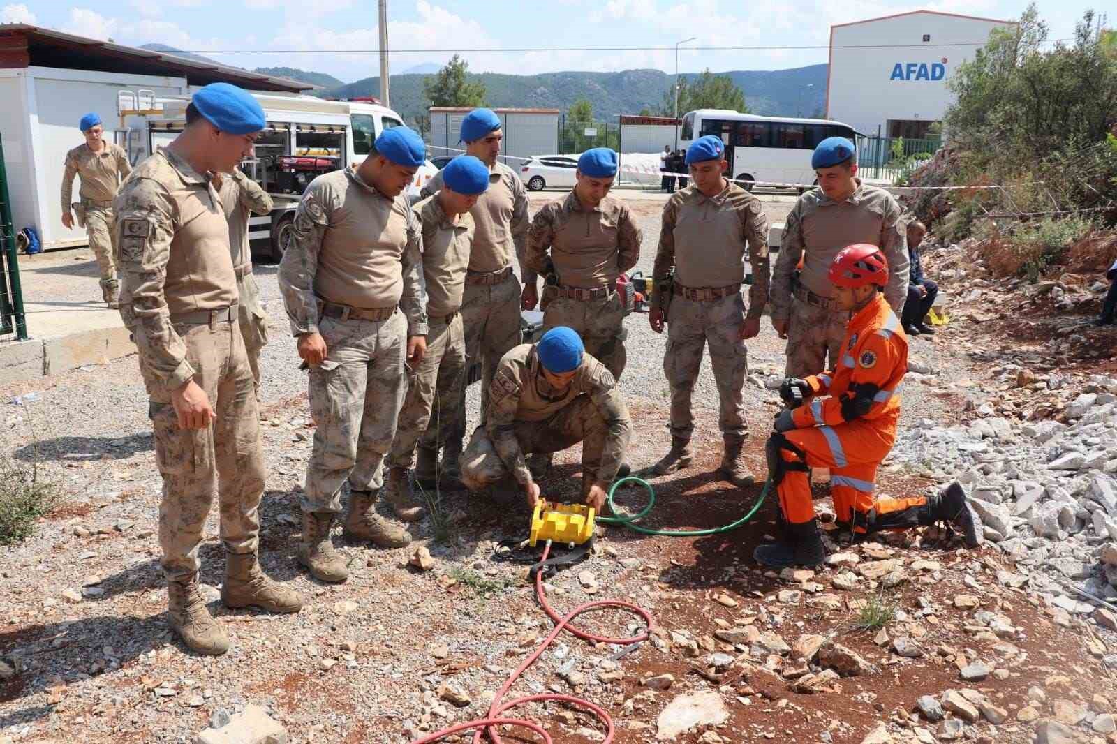 Muğla İl Jandarma Komutanlığı’nda depremde arama kurtarma eğitimi verildi
