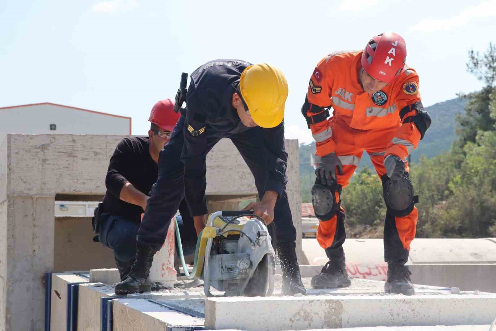 Muğla İl Jandarma Komutanlığı’nda depremde arama kurtarma eğitimi verildi
