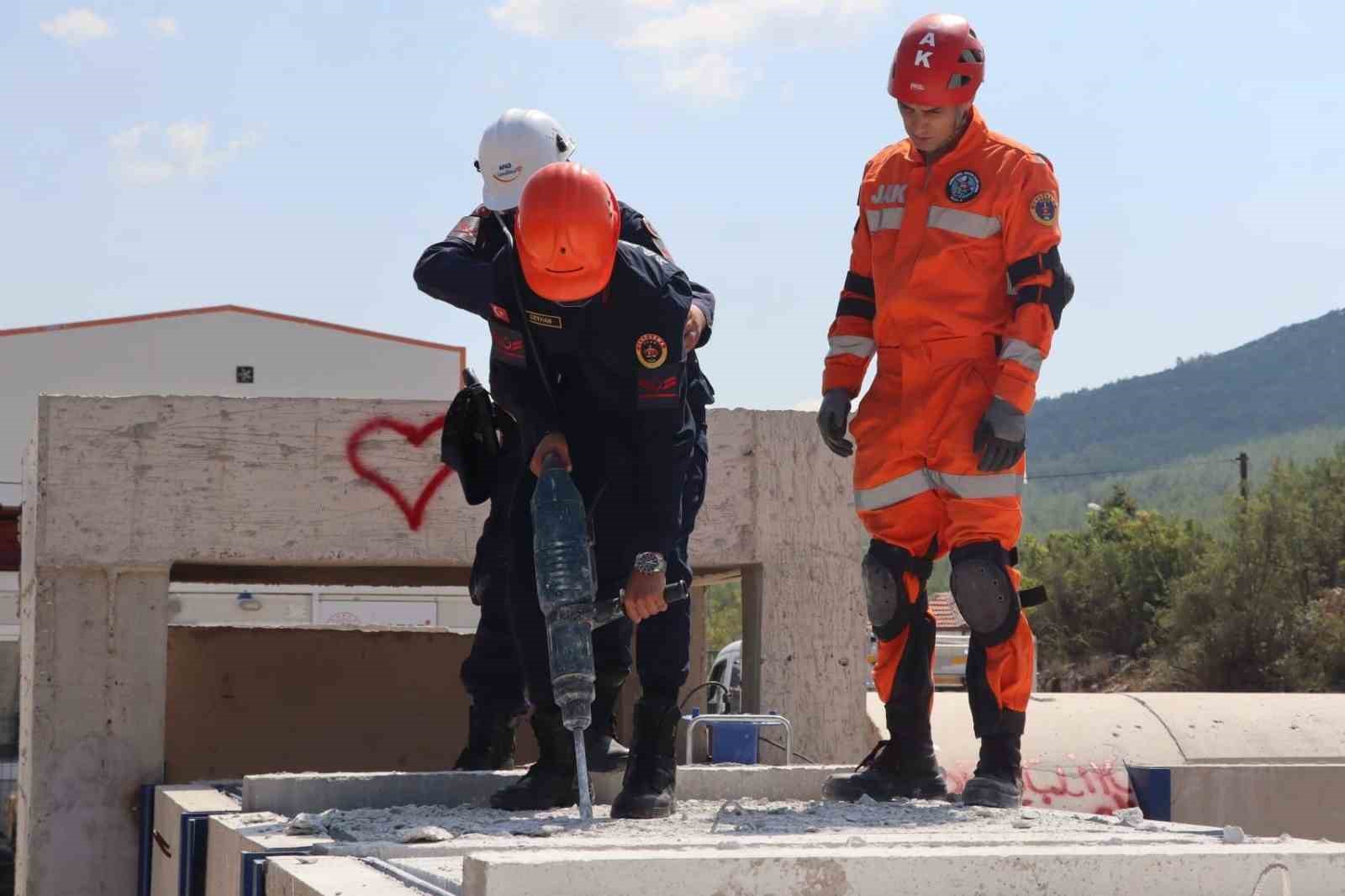 Muğla İl Jandarma Komutanlığı’nda depremde arama kurtarma eğitimi verildi
