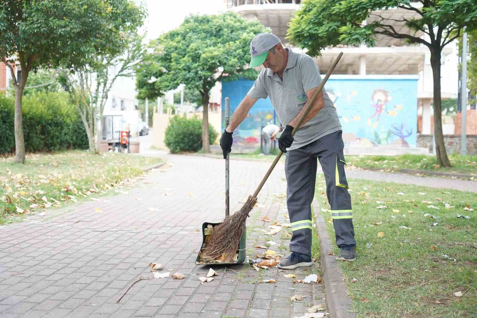 Çayırova’nın parkları düzenli olarak temizleniyor
