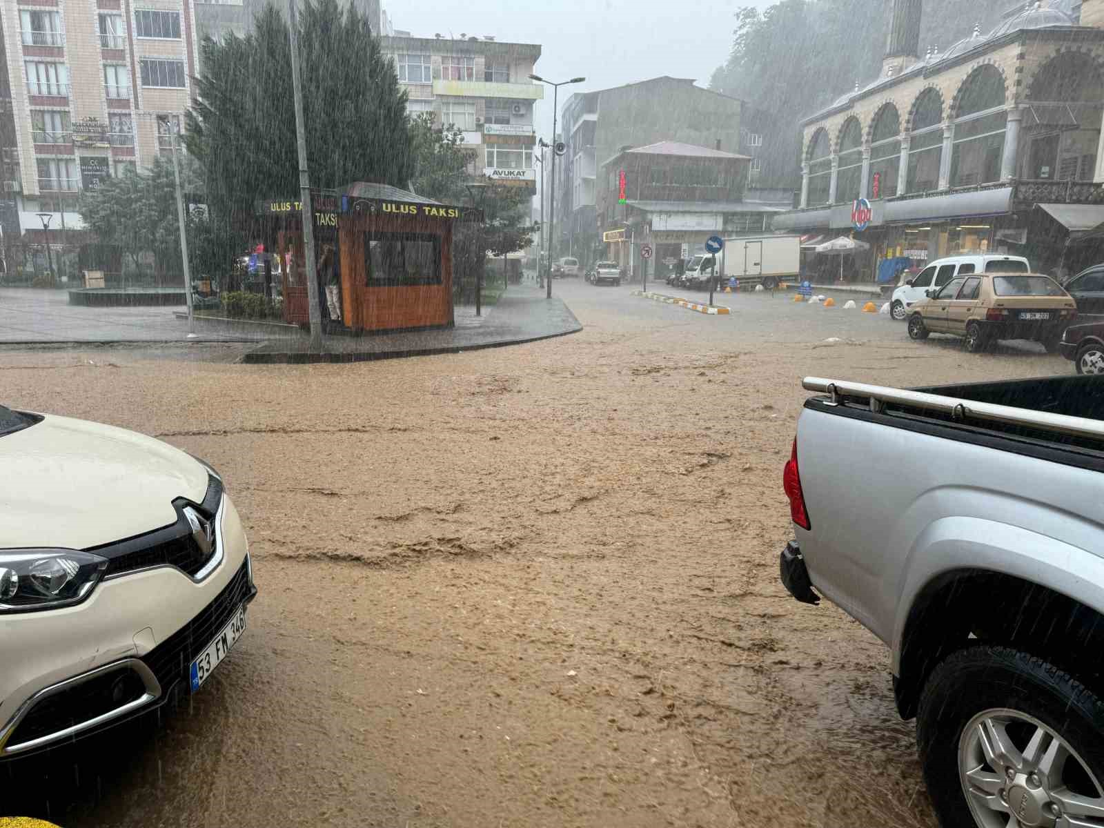 Rize’de sağanak yağış hayatı olumsuz etkiliyor
